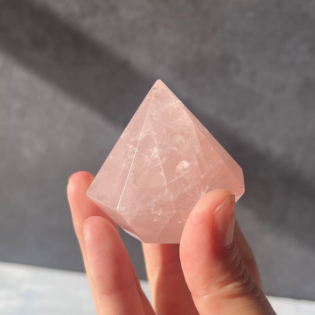 ローズクォーツ ダイヤモンド カット 台座付き