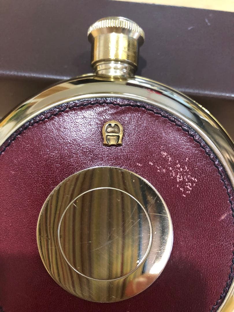 容器のみアイグナー　ヴィンテージ携帯用洋酒ボトル　直径　10㎝　部分的に本革貼り