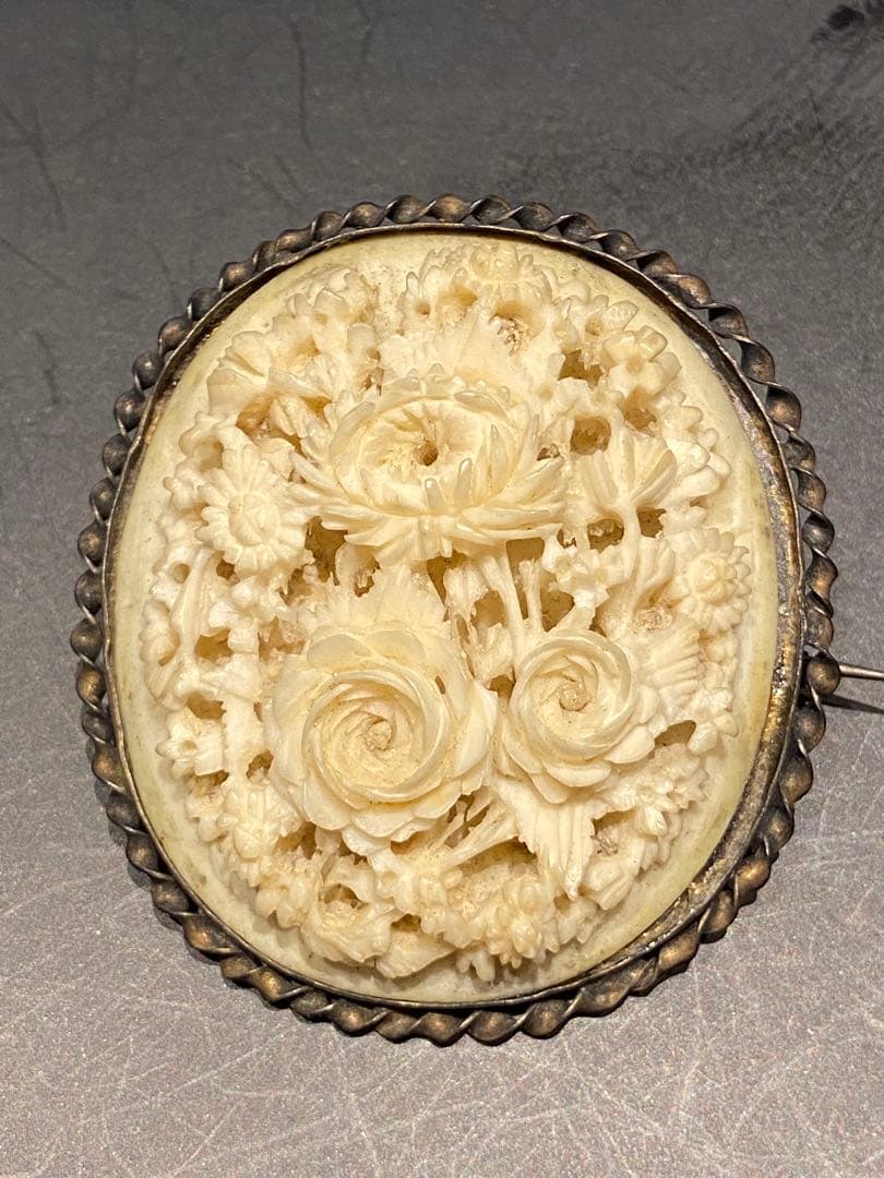 希少　アンティーク　ボーンアート　手彫りブローチk