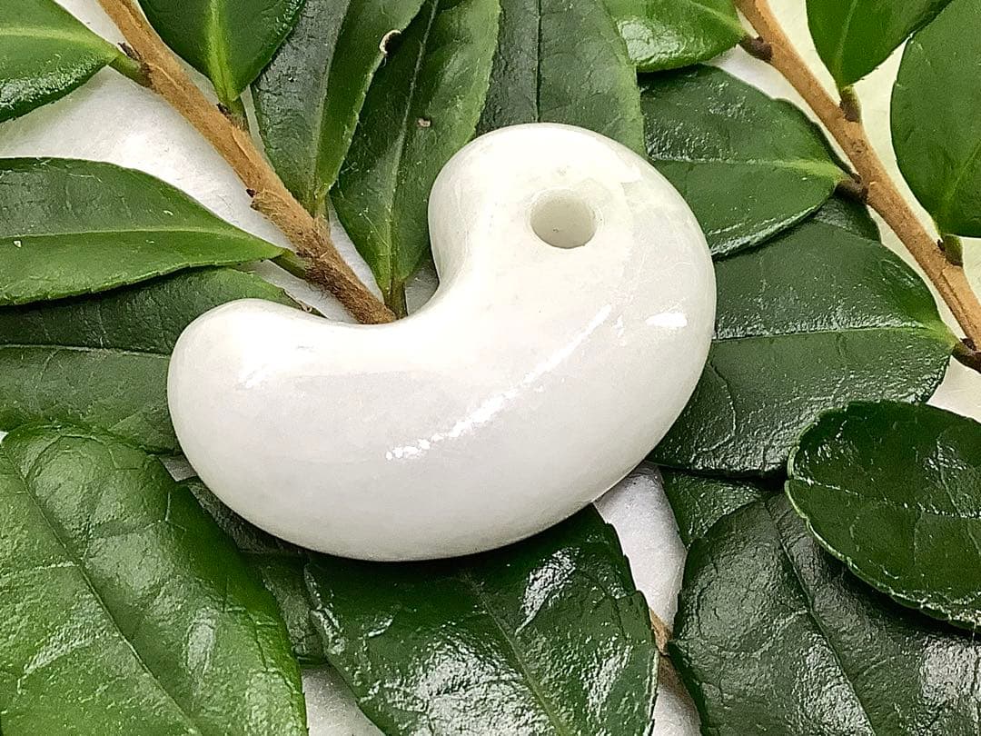 ⭕️お値段ご遠慮無く‼️　糸魚川翡翠勾玉の白翡翠お探しの方　卸しお値段にて　お早目に