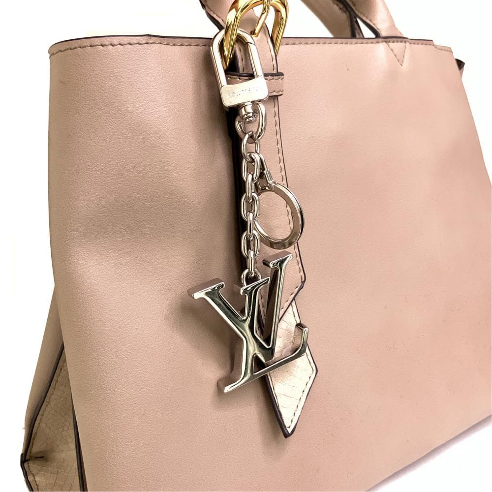 美品 ルイヴィトン ✨ LVイニシャル キーホルダー バッグチャーム 150