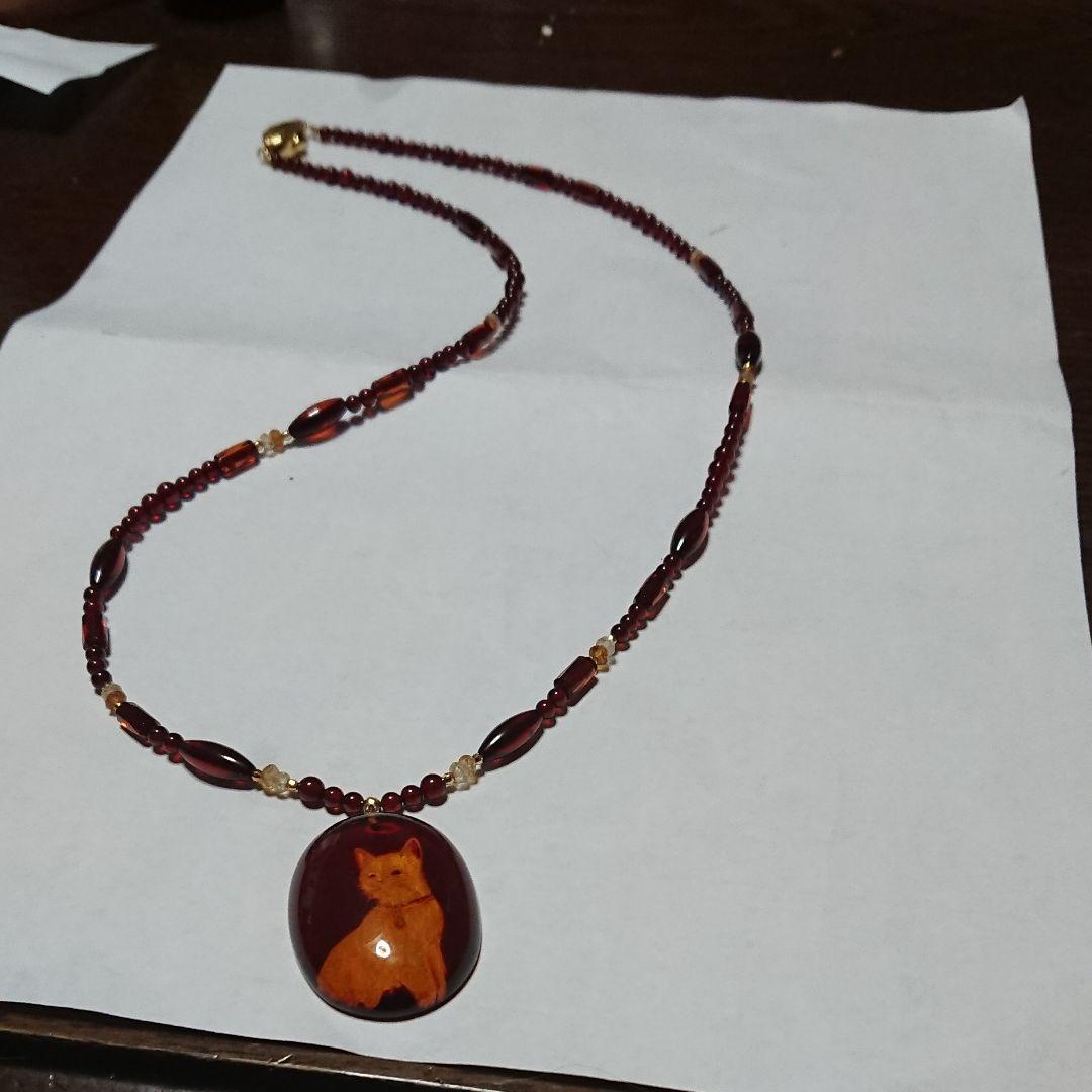琥珀のネックレスに猫が描いている可愛いネックレス留め金はシルバー新品で非売品です