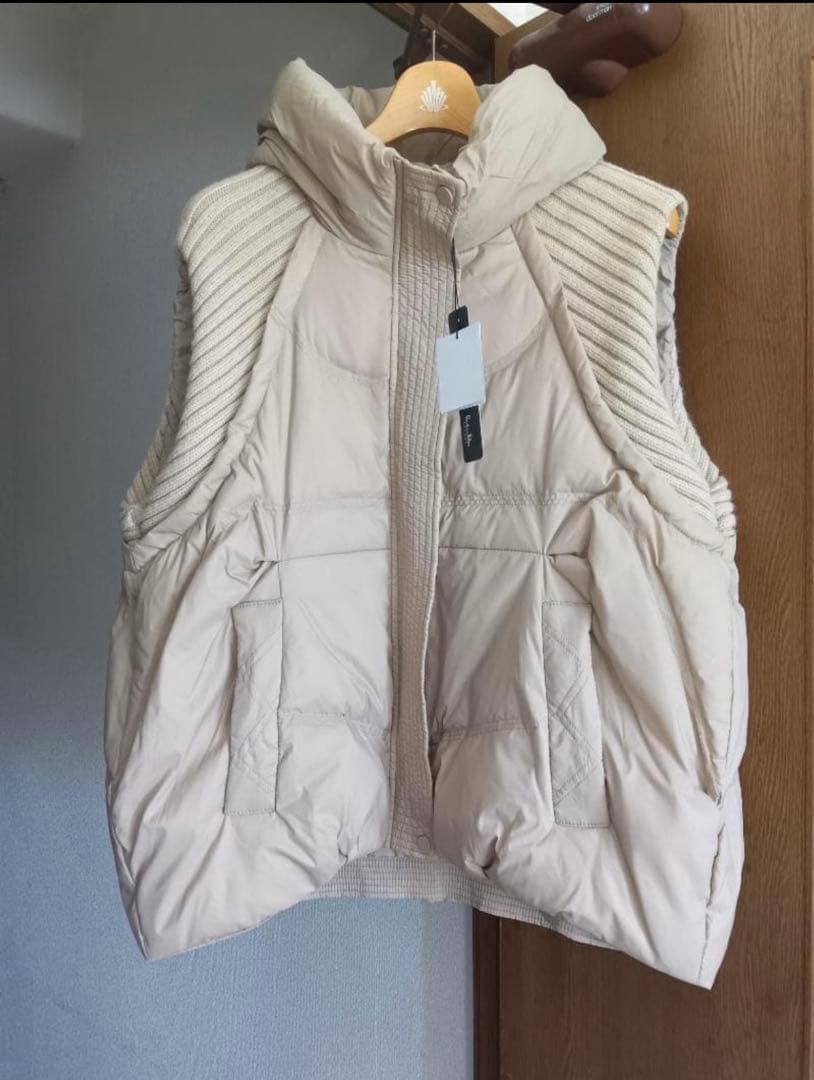 値下げ！新品未使用！フード付きニットドッキング ダウンベスト ベージュ