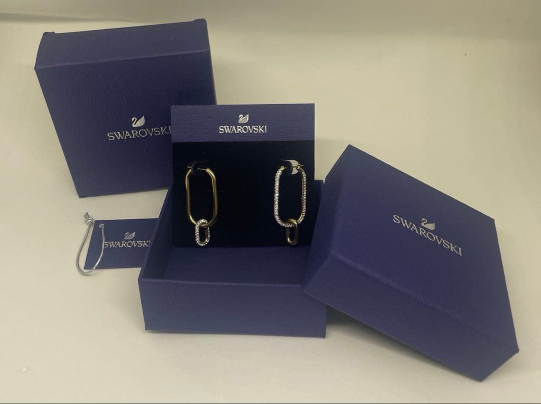 yu728様SWAROVSKIアシンメトリーピアス 箱付き5558341