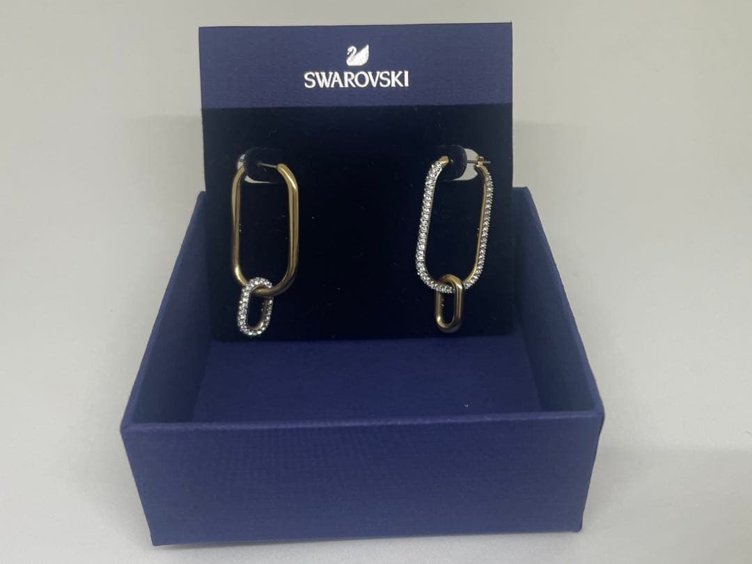 yu728様SWAROVSKIアシンメトリーピアス 箱付き5558341