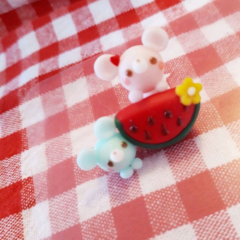 スイカ大好き♪小さな仲良しネズミ