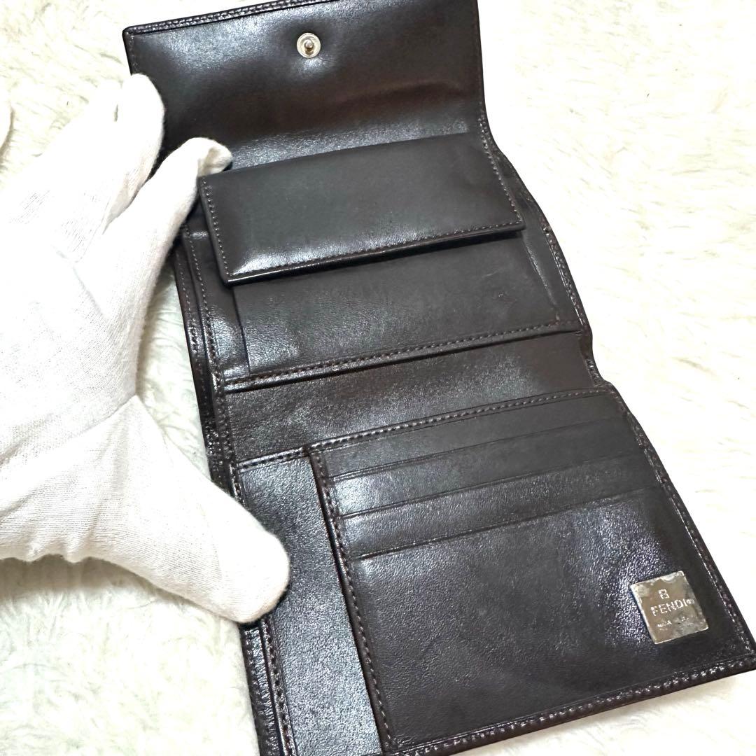 FENDI✨フェンディ　三つ折り財布 ズッカ　ロゴ入り　ユニセックス　ブラウン