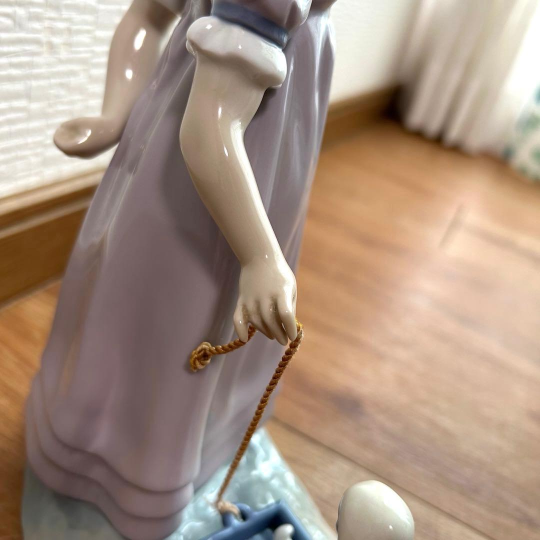 ワゴンを持つ少女　リヤドロ　スペイン　ポーセリン　光沢仕上げ　絶版