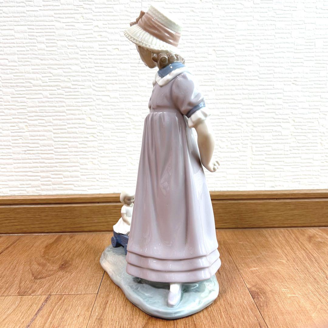 ワゴンを持つ少女　リヤドロ　スペイン　ポーセリン　光沢仕上げ　絶版