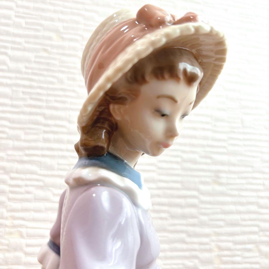 ワゴンを持つ少女　リヤドロ　スペイン　ポーセリン　光沢仕上げ　絶版