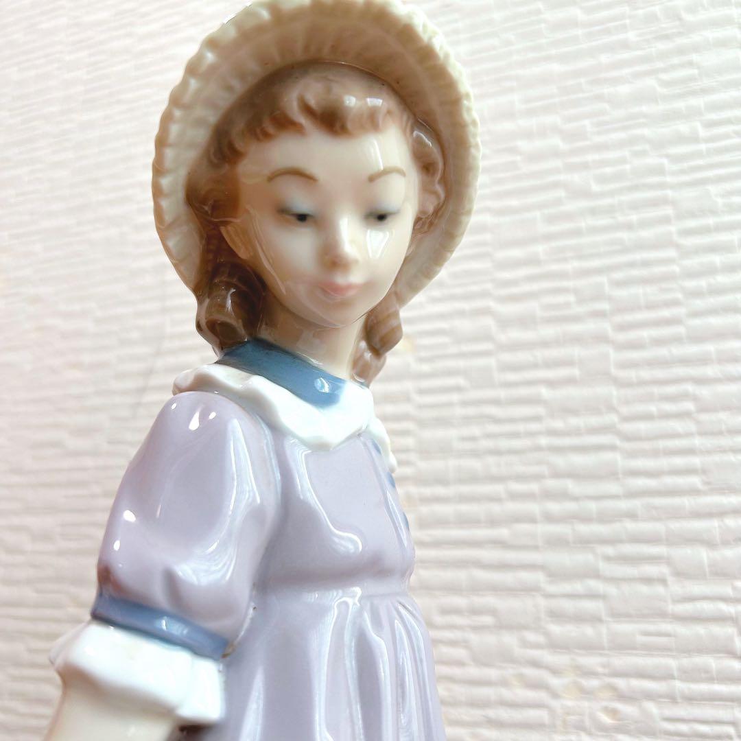 ワゴンを持つ少女　リヤドロ　スペイン　ポーセリン　光沢仕上げ　絶版