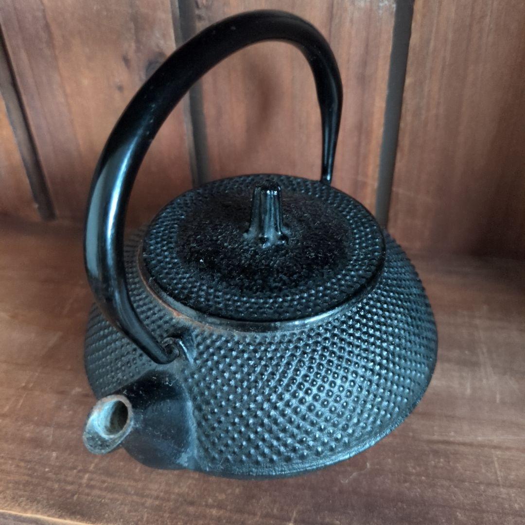 昭和レトロ　黒い鉄瓶 凹凸模様