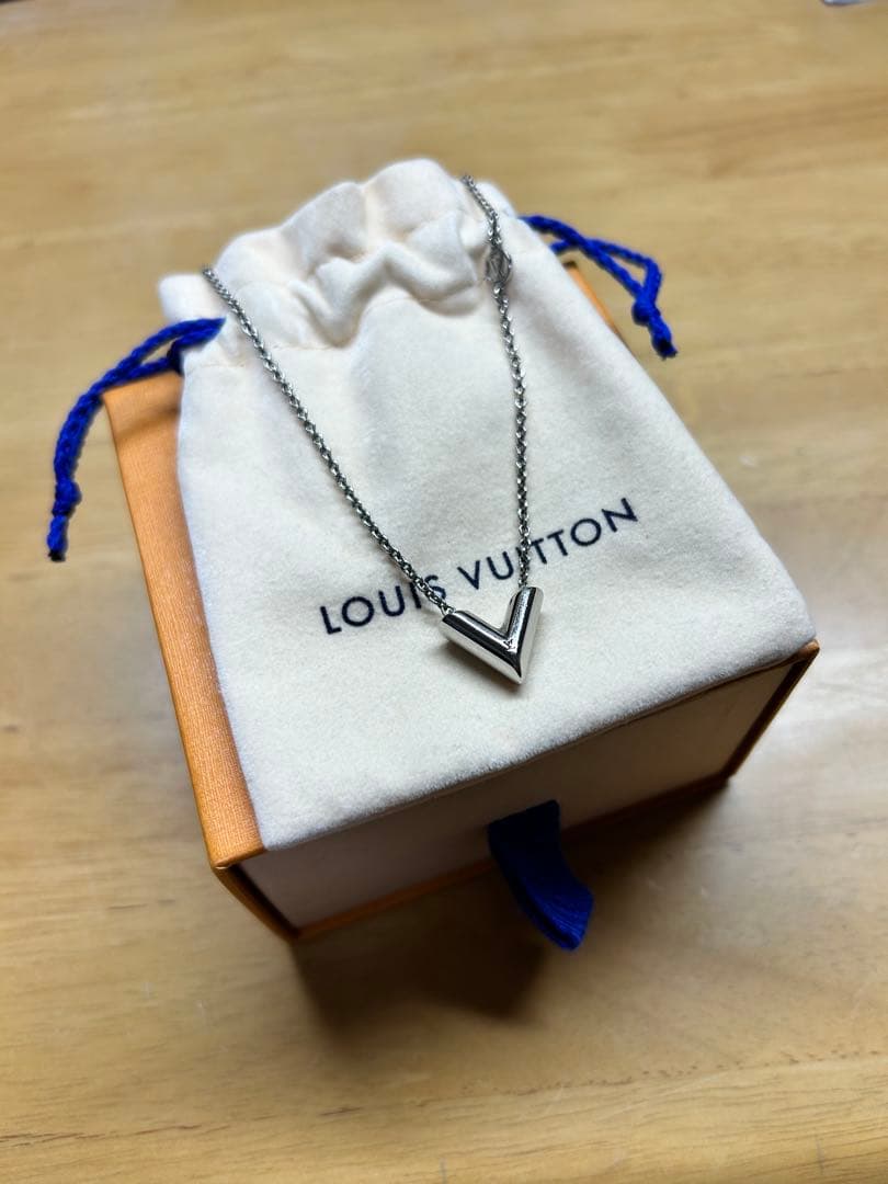 Louis Vuitton V字型ペンダント ネックレス M63197
