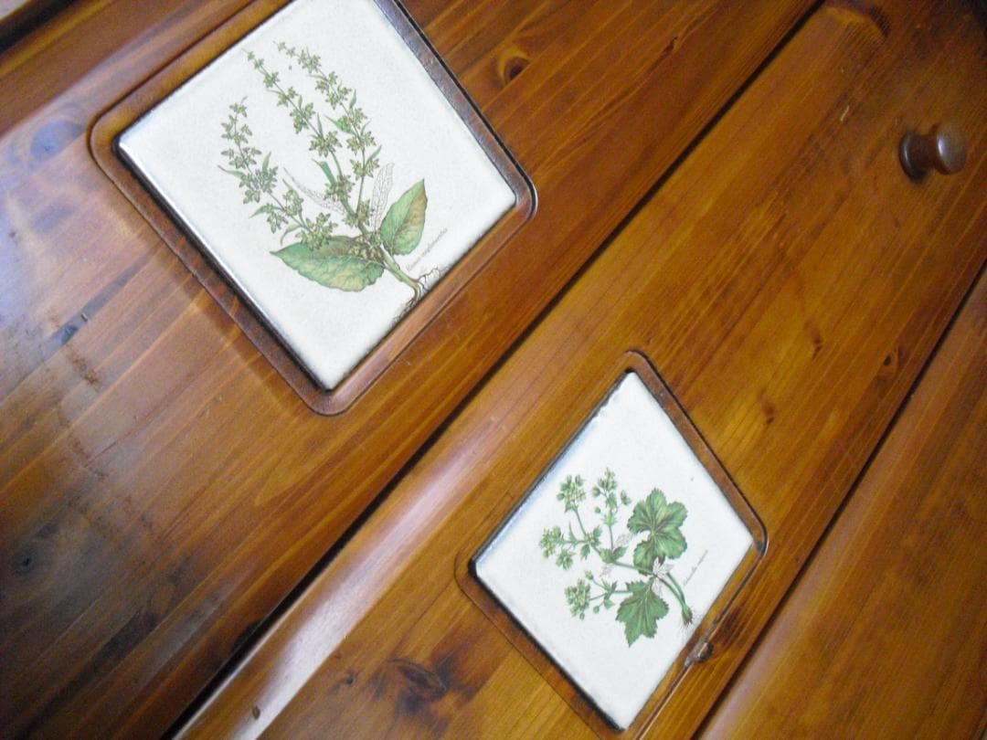 大型４段８杯チェスト☆綺麗な杢目・クラシカルな花タイル貼☆サイドボード・テレビ台