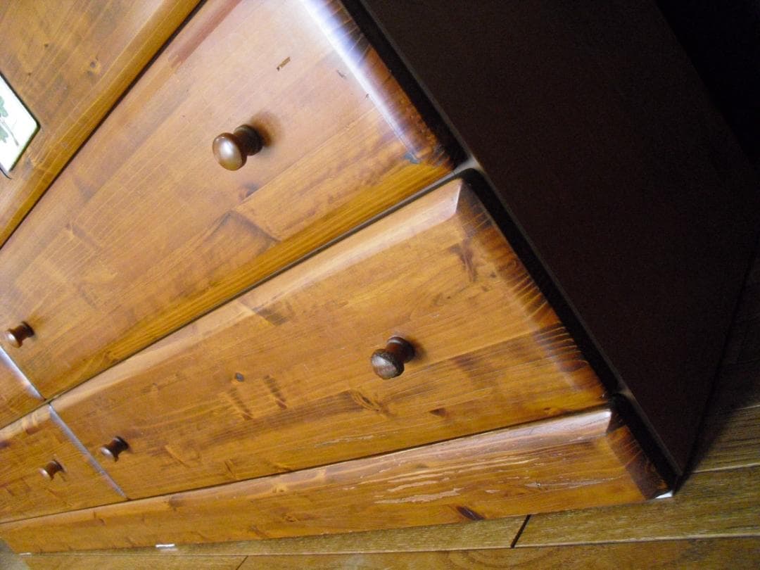 大型４段８杯チェスト☆綺麗な杢目・クラシカルな花タイル貼☆サイドボード・テレビ台