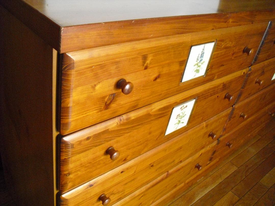大型４段８杯チェスト☆綺麗な杢目・クラシカルな花タイル貼☆サイドボード・テレビ台