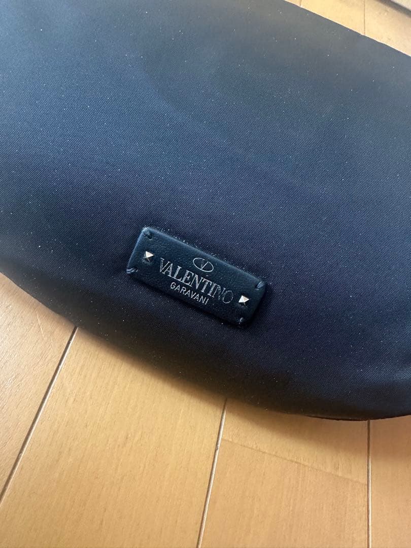 良品！希少VALENTINO（ヴァレンティノ）VLTN ロゴ ボディバッグ 黒