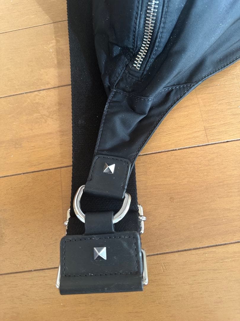 良品！希少VALENTINO（ヴァレンティノ）VLTN ロゴ ボディバッグ 黒