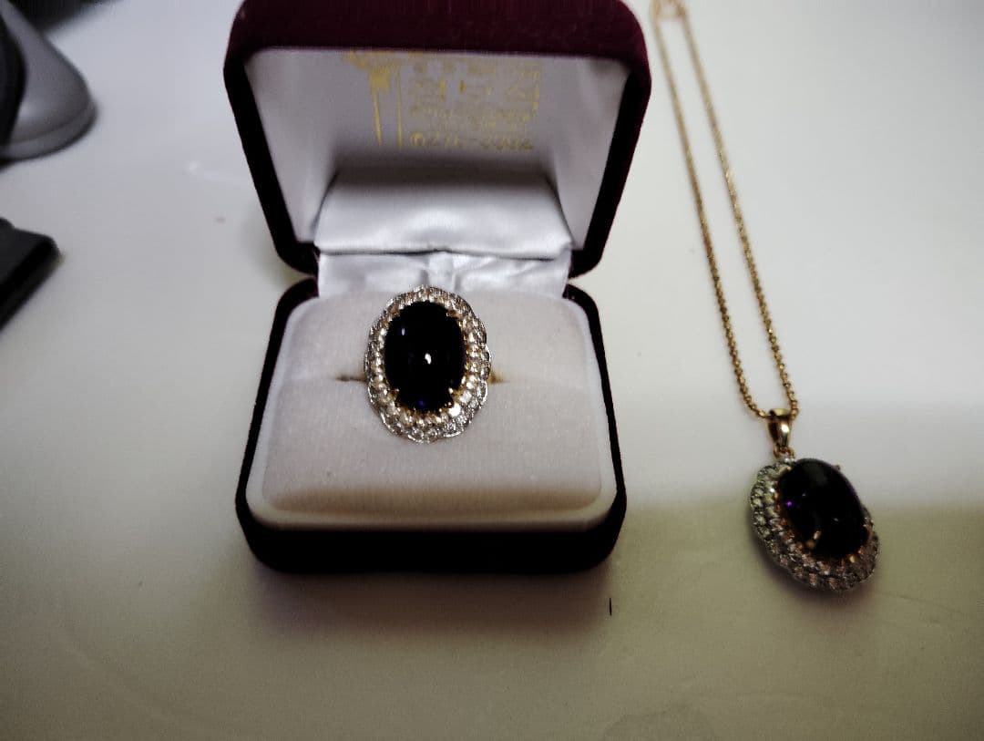 エレガントな黒いストーンリング