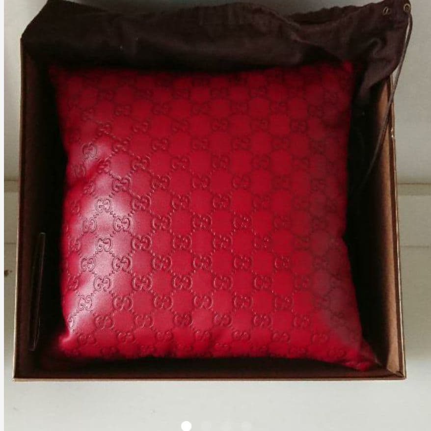 GUCCI 　グッチ　正規品【新品未使用】レザークッション グッチシマ 赤