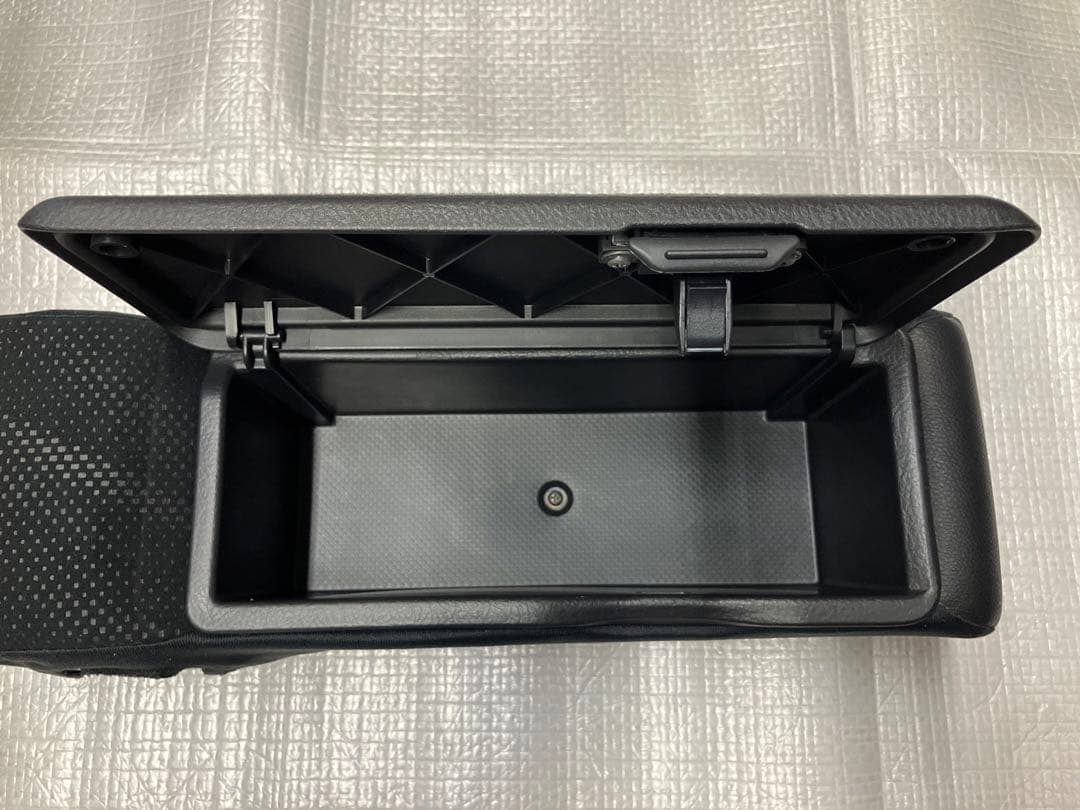 ♦︎ダイハツ　タントカスタムLA600S★純正アームレストレザー★