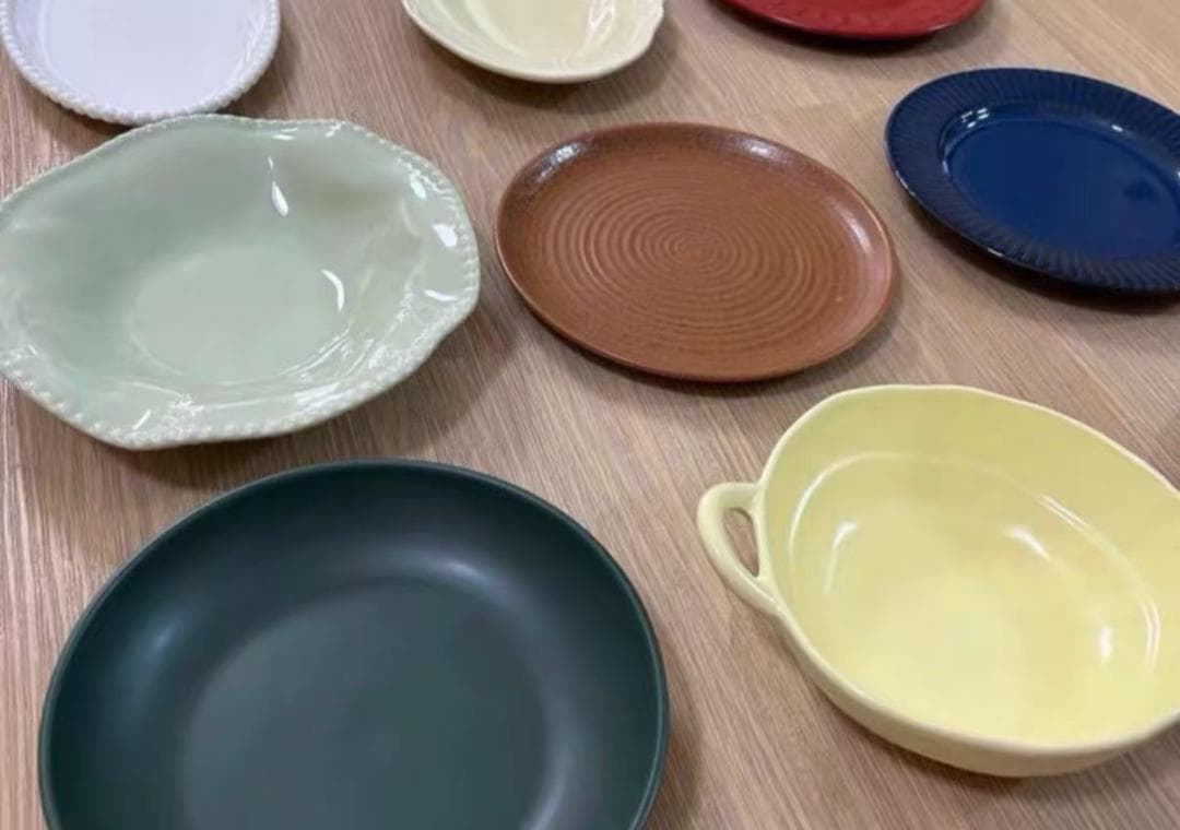 カラフルな皿セット