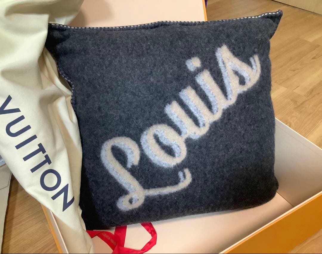ルイヴィトン　クーサンロゴ　バイカラー　クッション　新品未使用　非売品