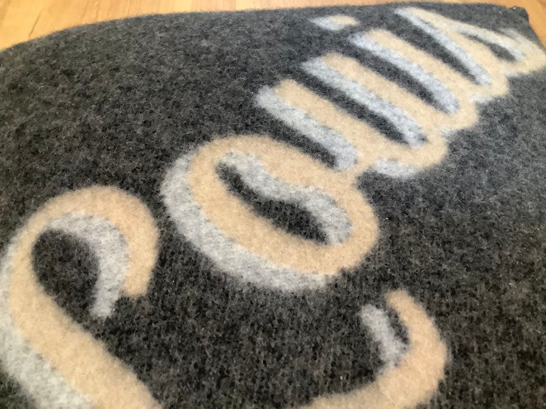 ルイヴィトン　クーサンロゴ　バイカラー　クッション　新品未使用　非売品