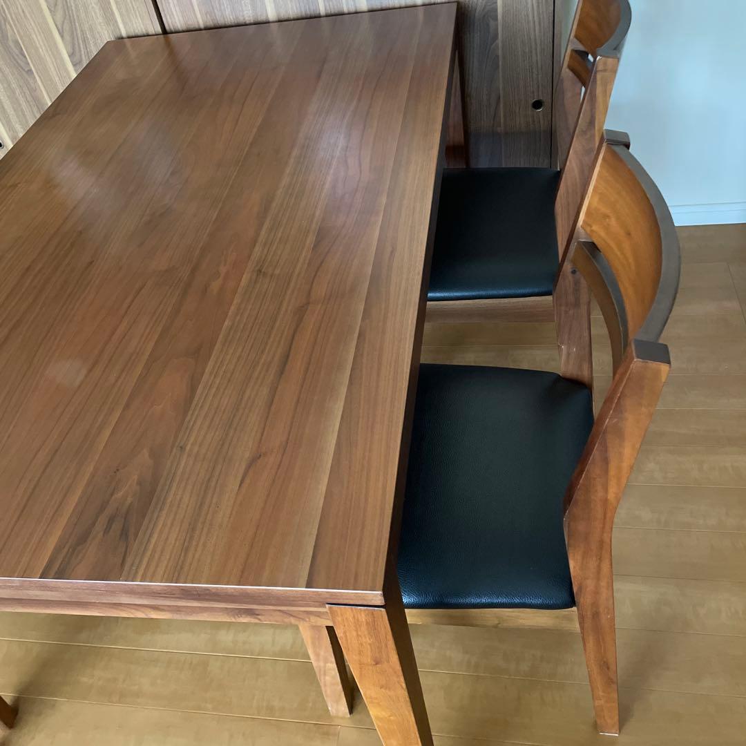 ウォールナット材のダイニングテーブルセット