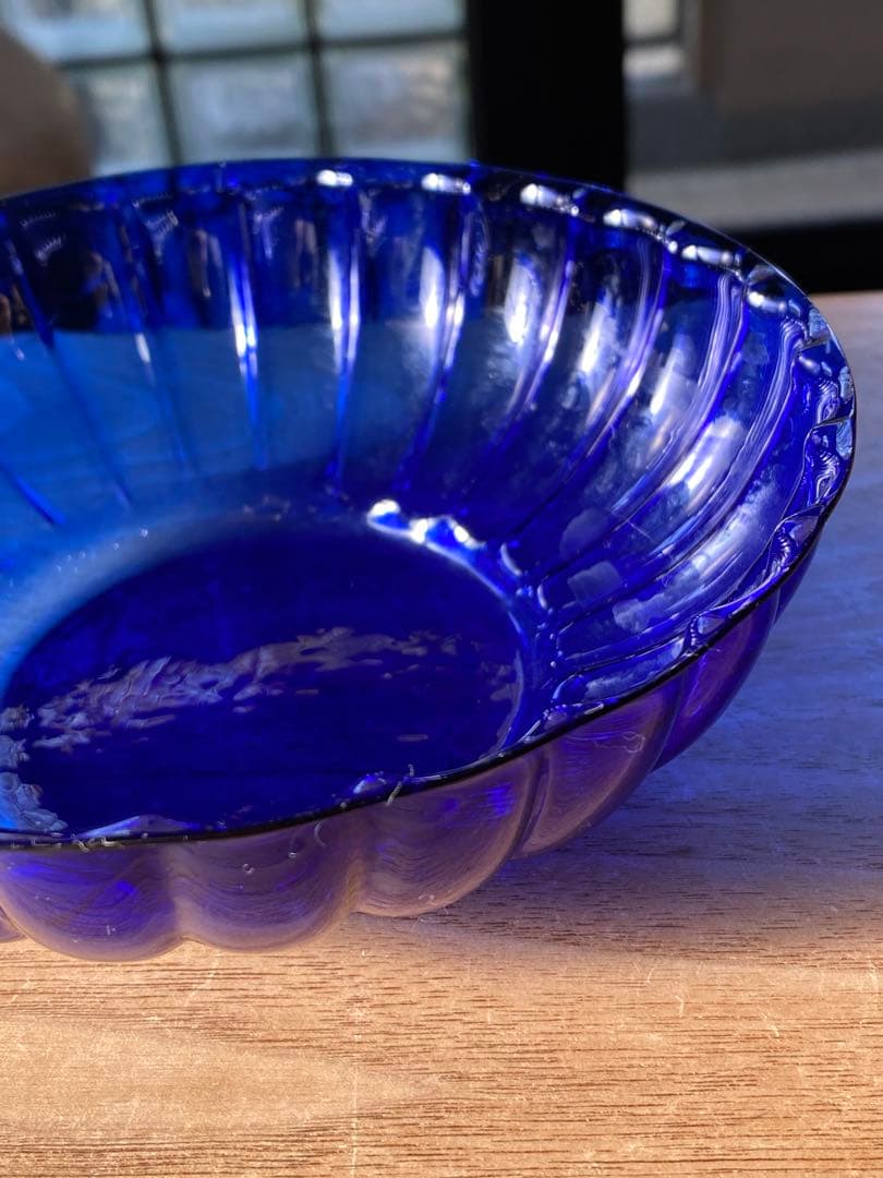 小澄正雄（Masao Kozumi）　型吹き硝子　花弁型瑠璃色bowl