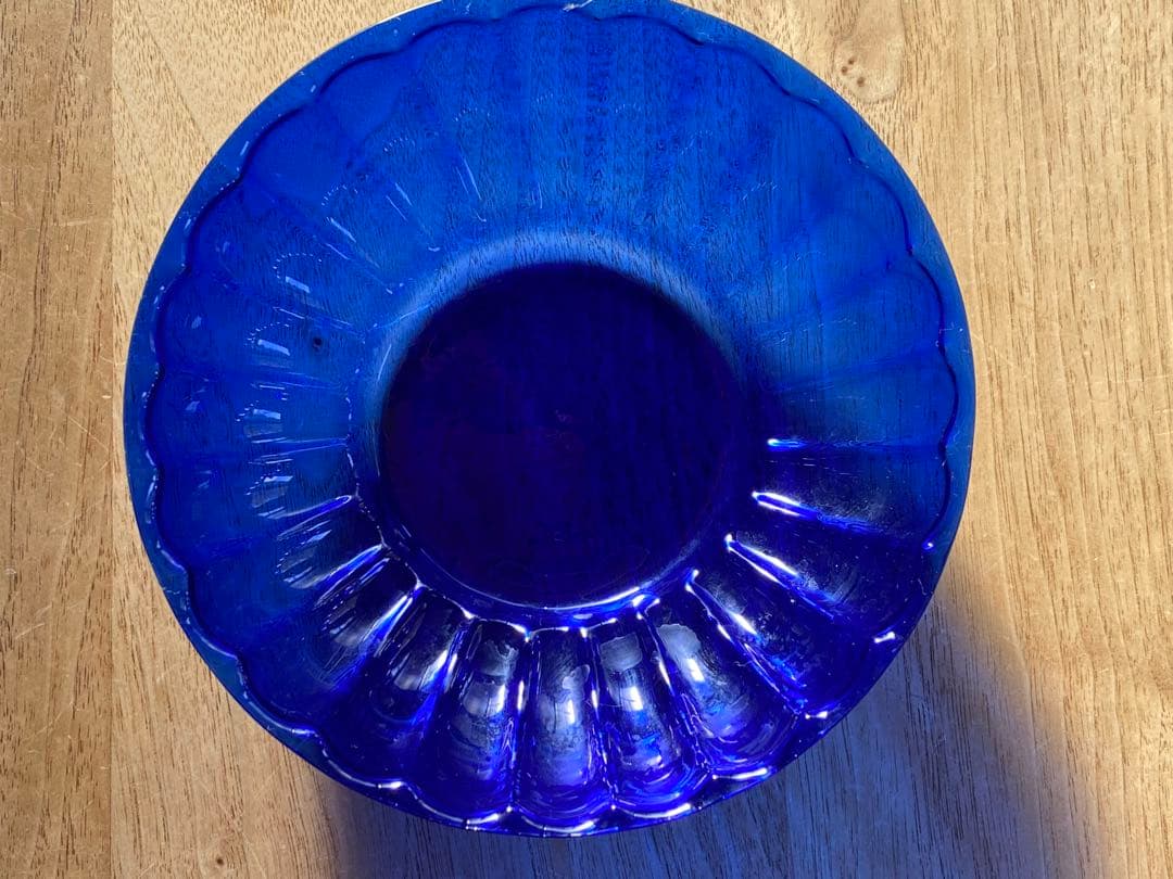 小澄正雄（Masao Kozumi）　型吹き硝子　花弁型瑠璃色bowl