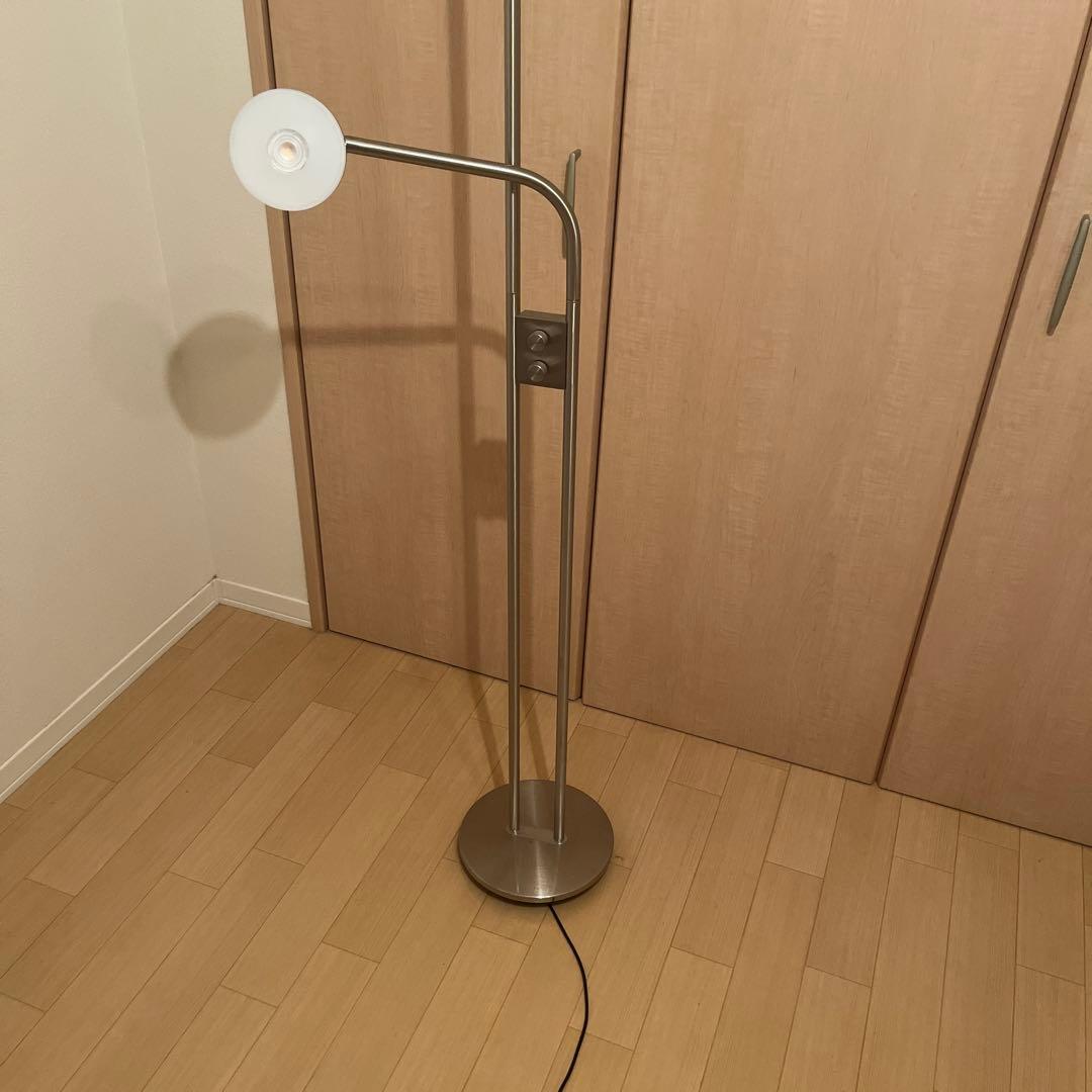 モダンなシルバーのフロアスタンド