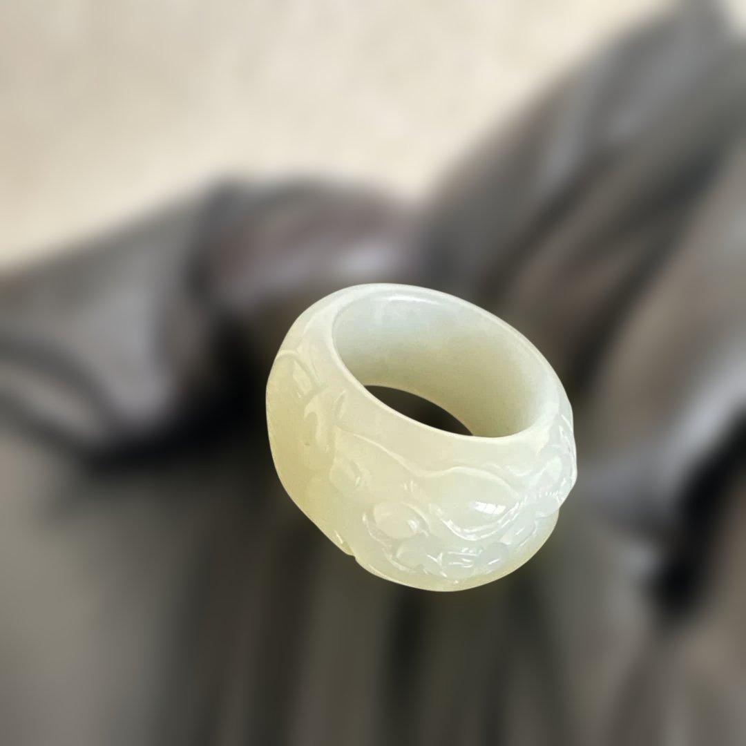 希少和田玉（ホータンギョク）の親指リング精悍な守護獣・貔貅力強く彫刻された一点物