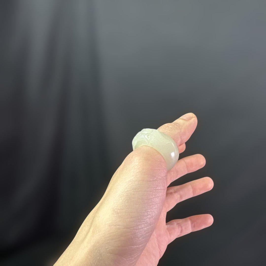 希少和田玉（ホータンギョク）の親指リング精悍な守護獣・貔貅力強く彫刻された一点物