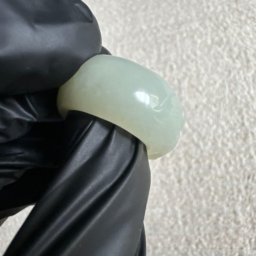 希少和田玉（ホータンギョク）の親指リング精悍な守護獣・貔貅力強く彫刻された一点物