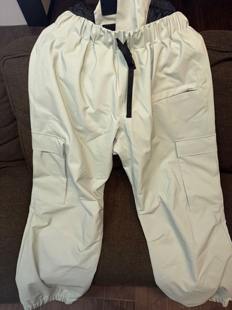 anthem スノボー用パンツ（カーキ色）
