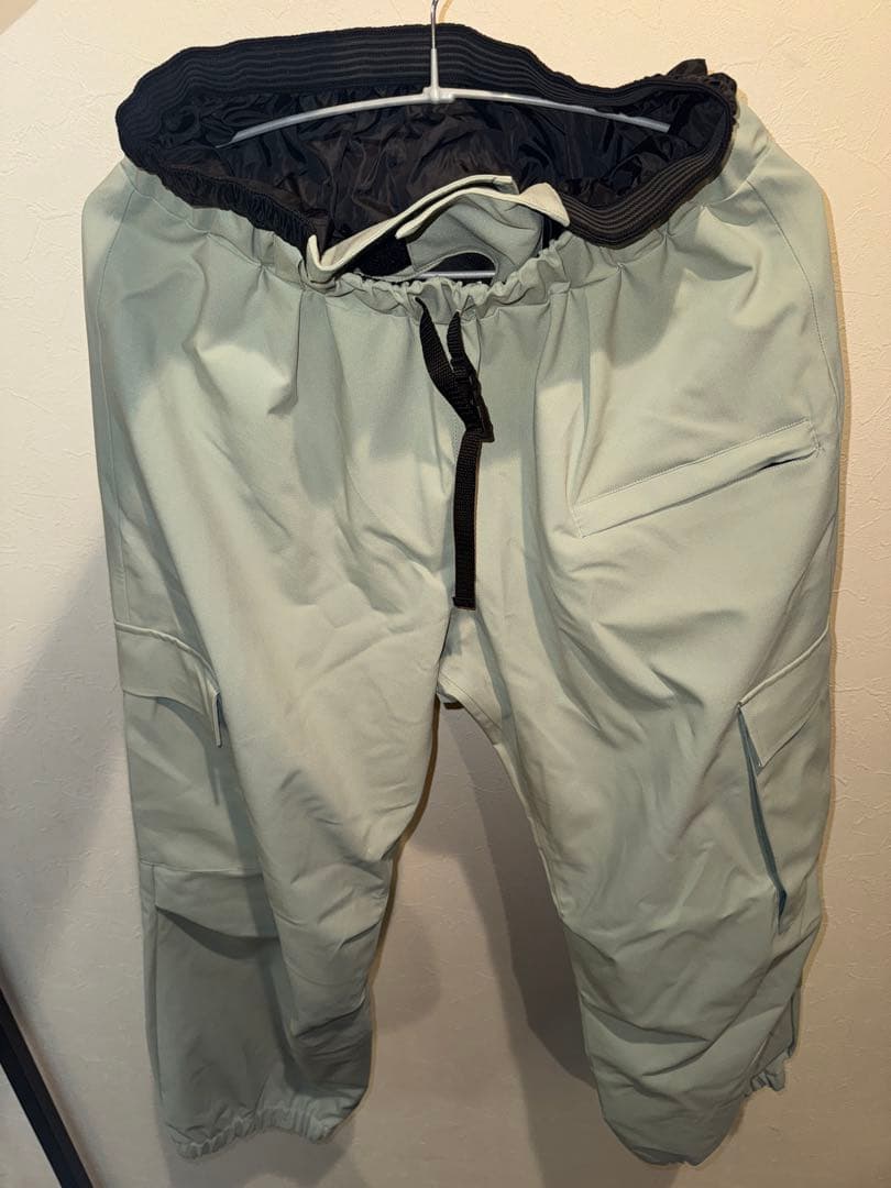 anthem スノボー用パンツ（カーキ色）