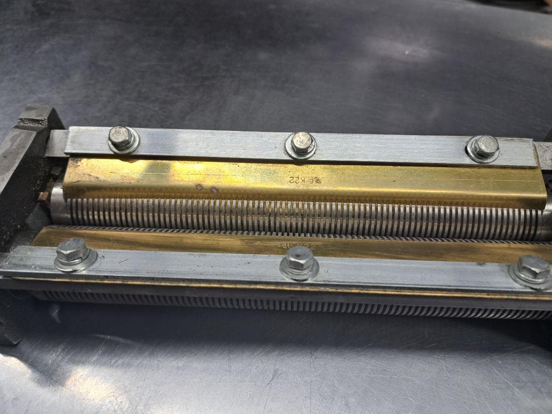 そば・麺切り包丁 二重ローラー構造 約30cm