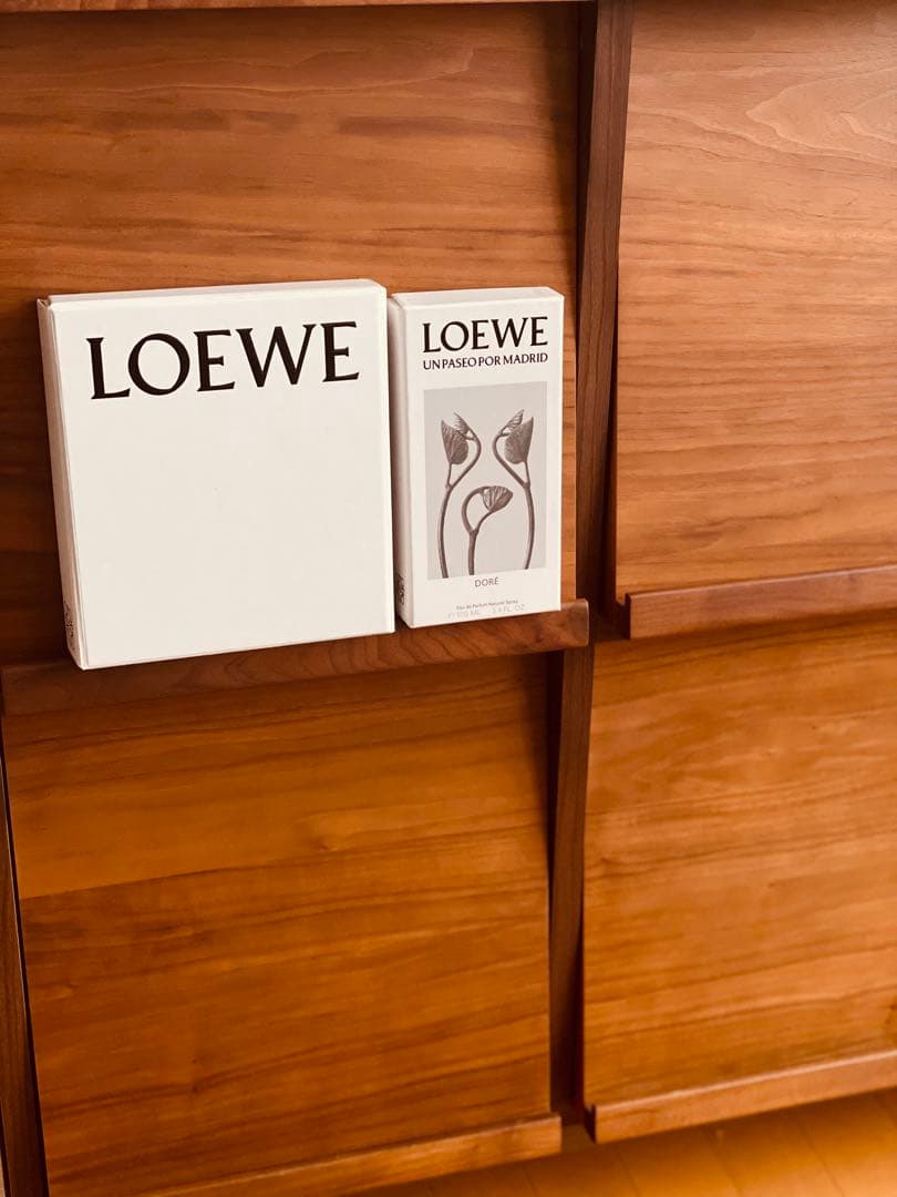 ウォルナット天然木サイドボード 木製棚 ディスプレイラック