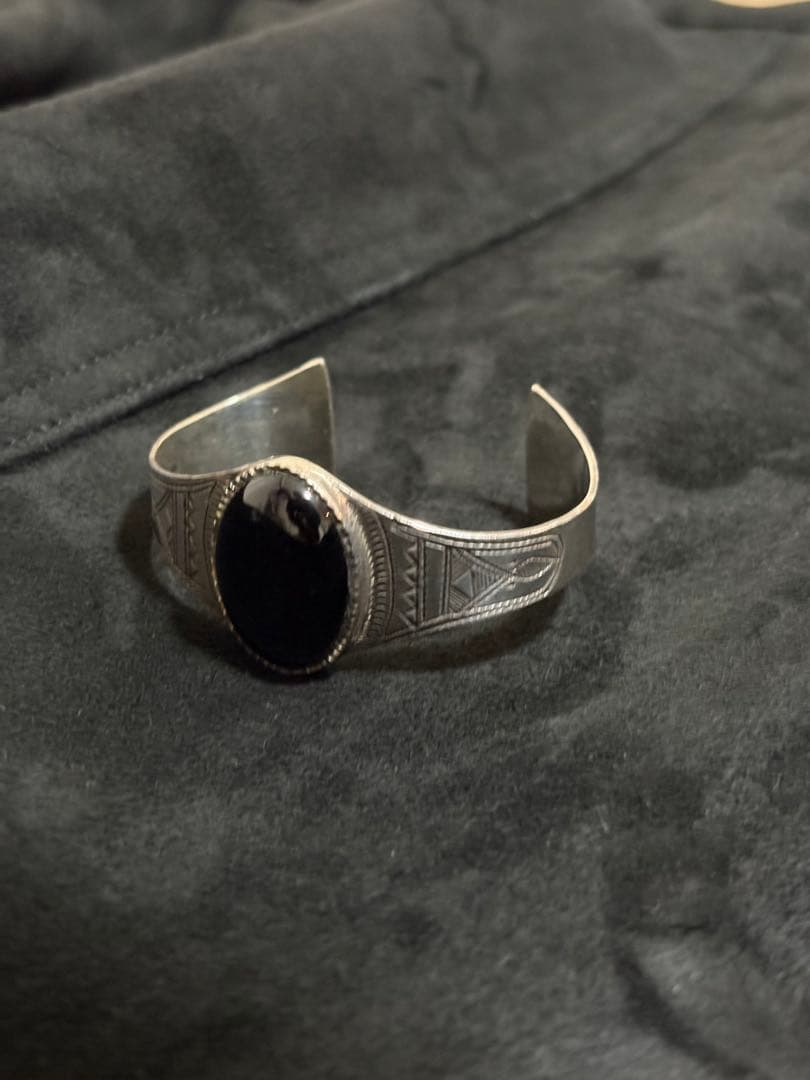 トゥアレグシルバー オニキスバングル