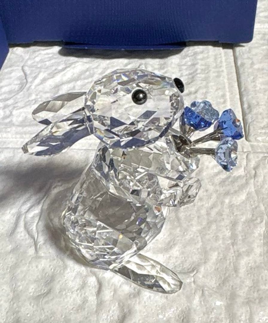 スワロフスキー　わすれな草の花束を持つウサギ