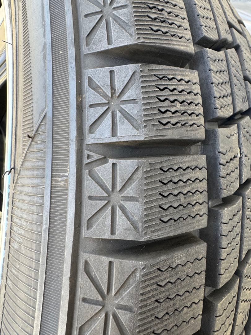 スタッドレスタイヤ　グッドイヤーアイスナビ　215/50R18