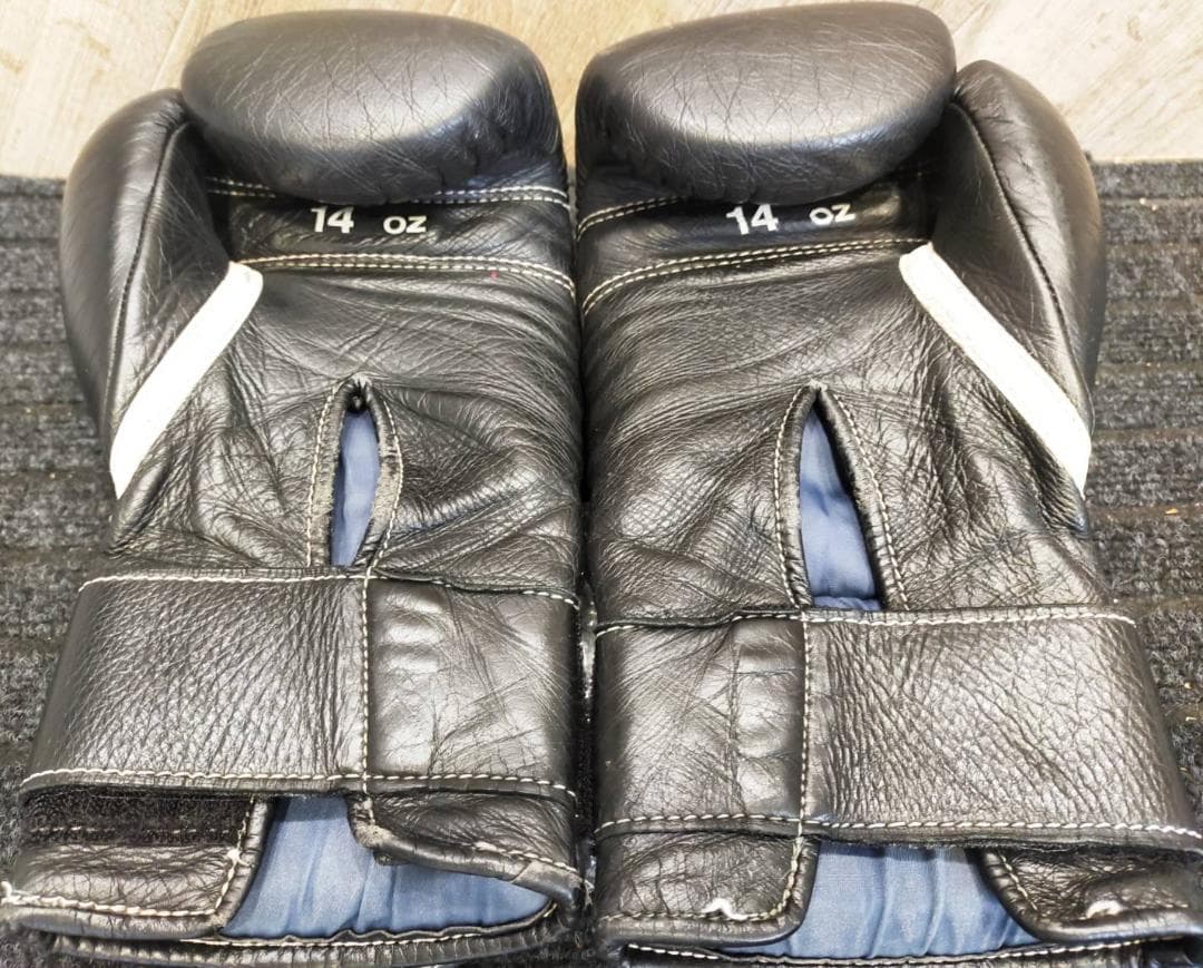Winning ボクシンググローブ 14 oz 漆黒のブラック