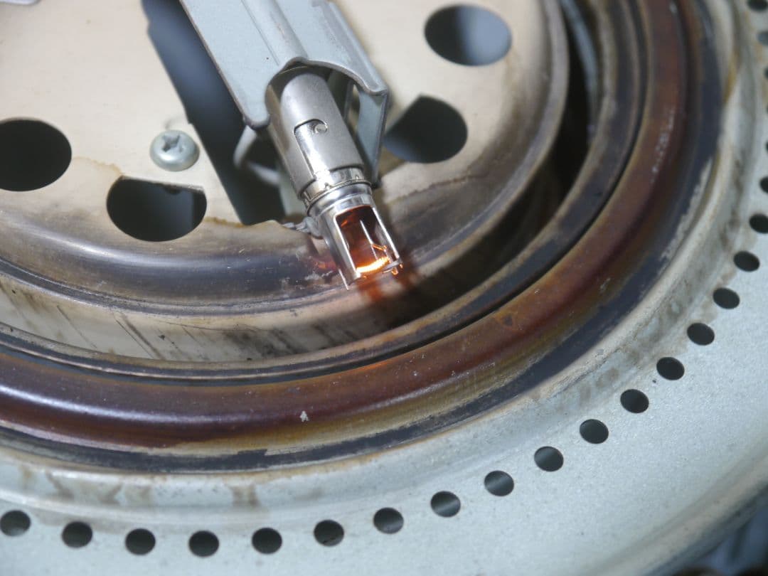 送料無料です。2014年　コロナ　ホワイト　石油ストーブ 円筒形