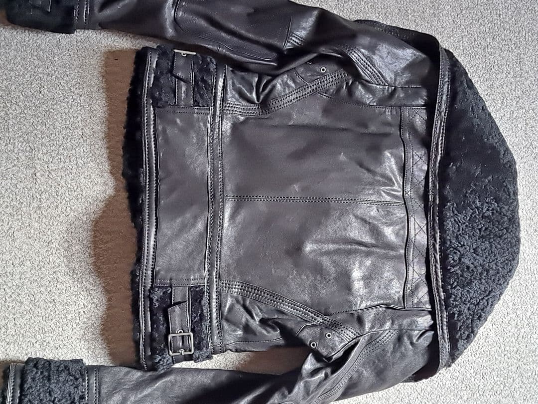 バーバリーのラムレザージャケット(黒)