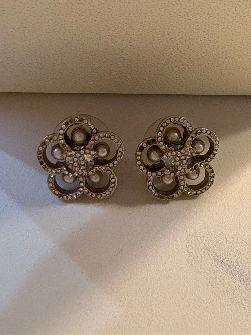 シャネルCHANELカメリア ピアス 新品時147,000円ストーン一部脱落有り