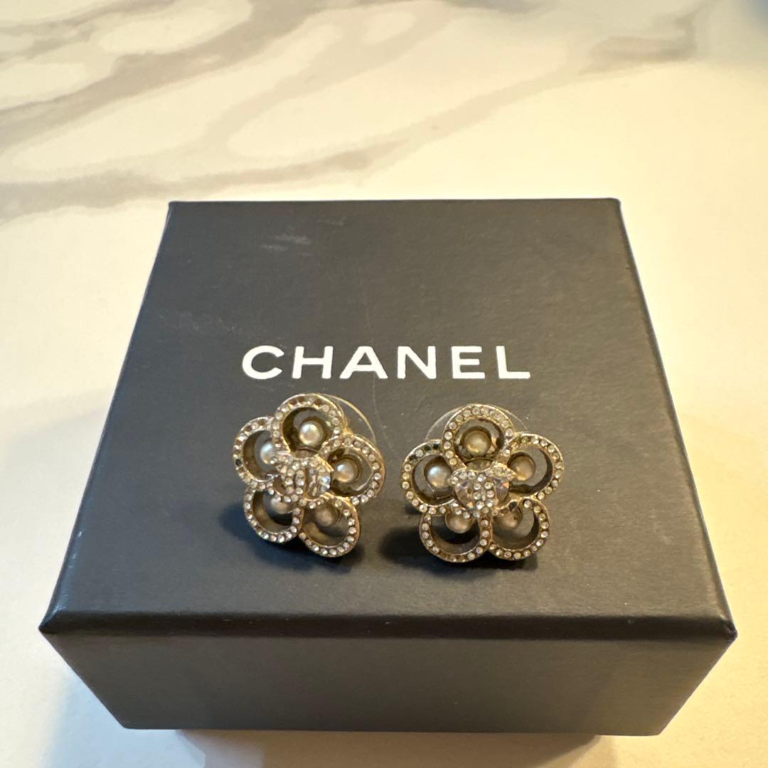 シャネルCHANELカメリア ピアス 新品時147,000円ストーン一部脱落有り