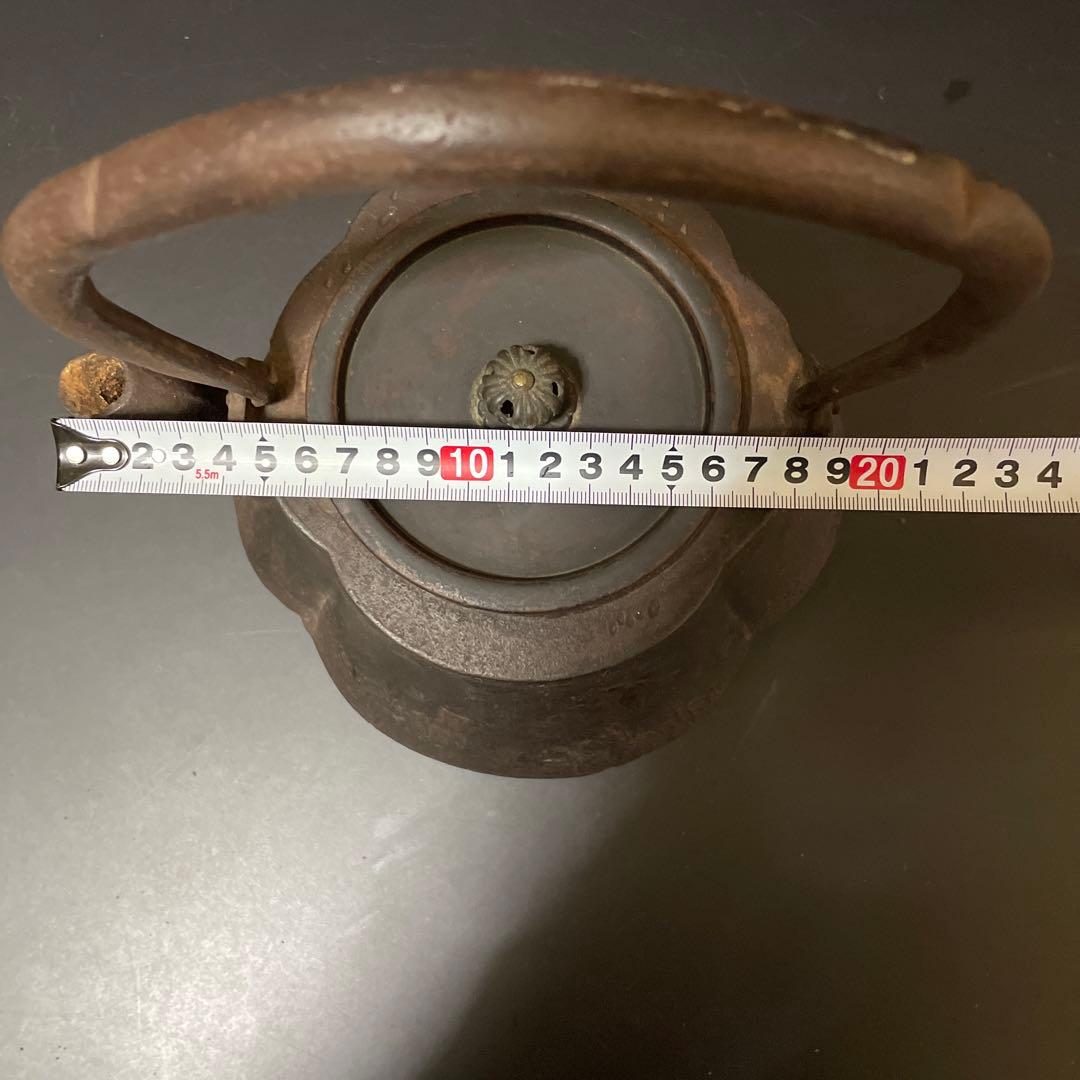 連休SALE！時代物　大きな花形　鉄瓶　m18