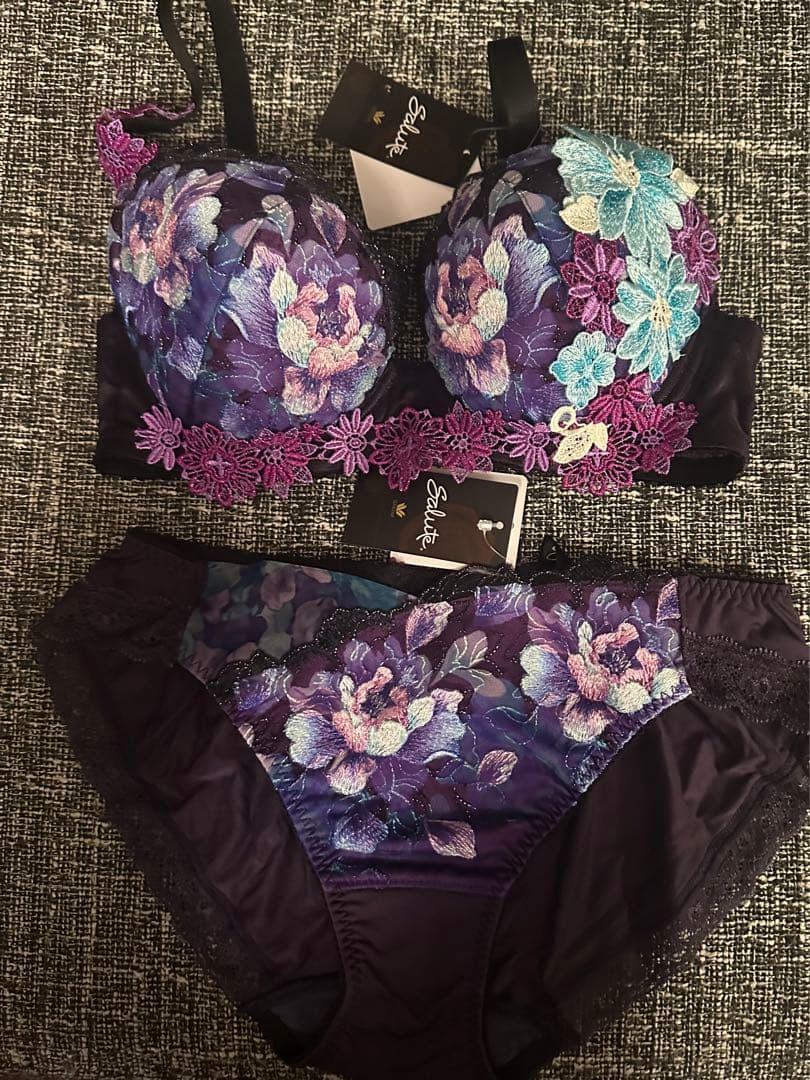 新品・タグ付き　サルート　上下セット　51