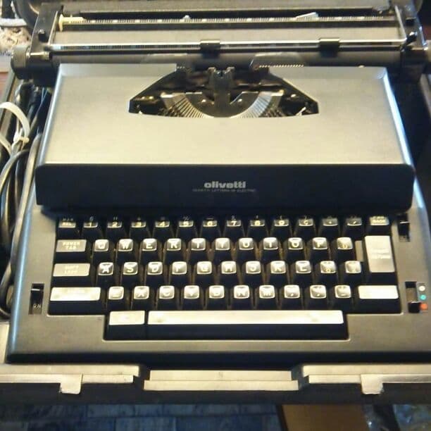 アンティーク❗オリベッティー  タイプライター。